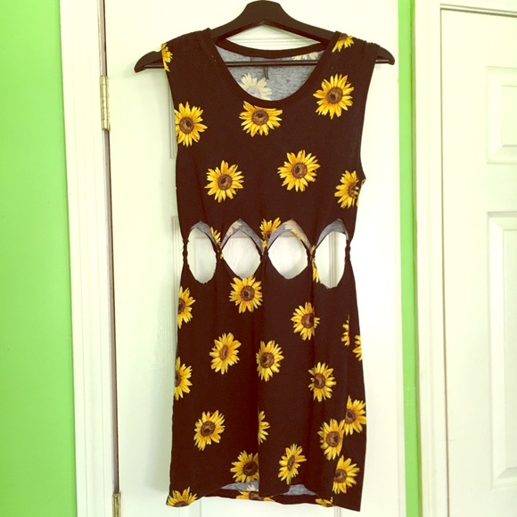 Kendall & Kylie Dresses & Skirts - Kendall & Kylie Sunflower Design Cut-Out Dress